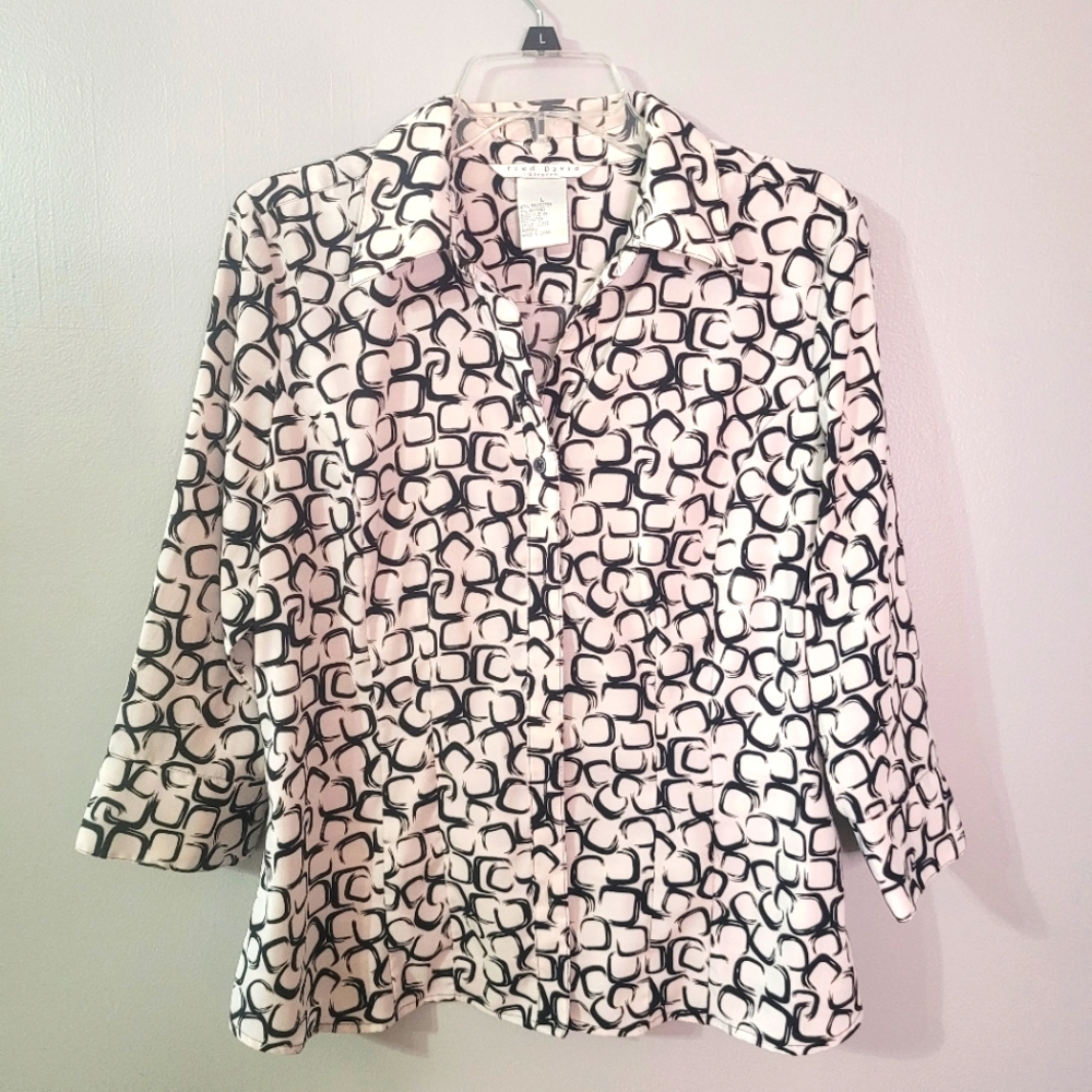 Fred David Stretch Black and White Print button down blouse. Size Large
